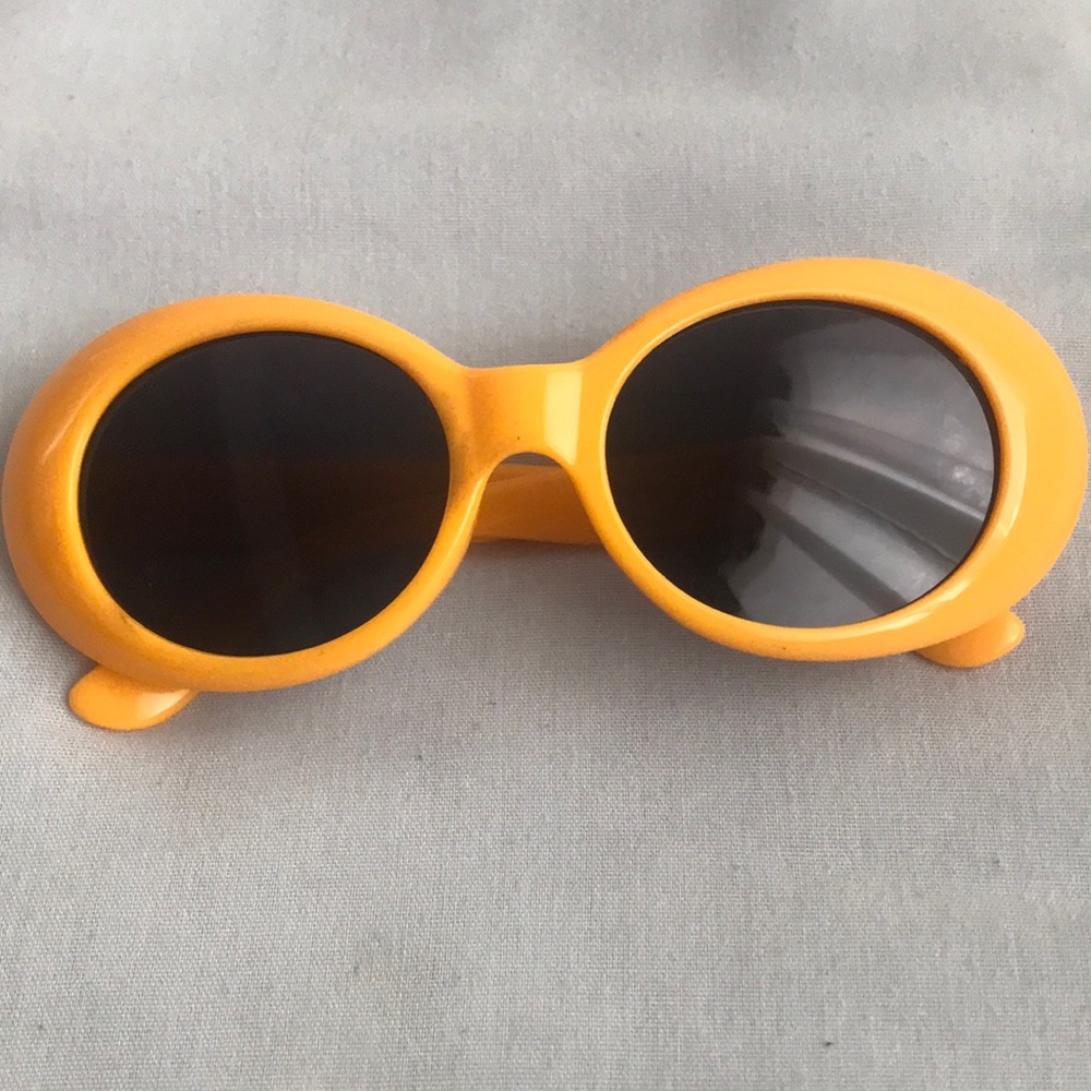 YELLOW OLVAL SUNGLASSES